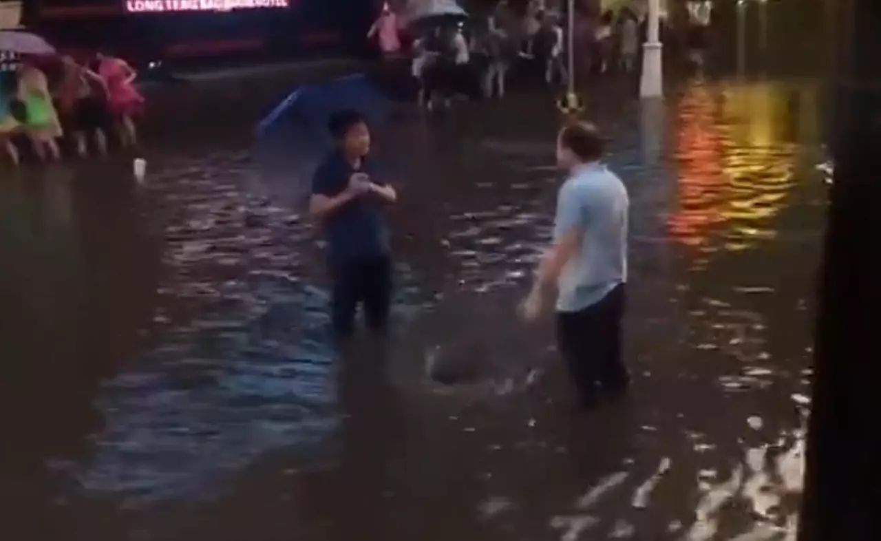 一场大雨，这两位大叔成了哈尔滨昨天获赞最多的人｜注意：暴雨预警已升至红色