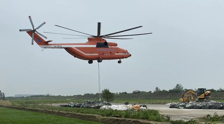 湖北阳新富河决口封堵进行时 记者登米-26重型直升机带你直击现场