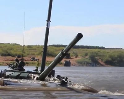俄军坦克潜行渡河 外国记者看后惊了：开出了潜艇的感觉