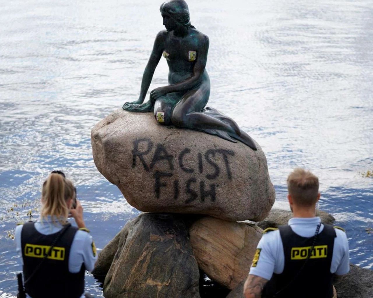 丹麦国宝小美人鱼雕像被喷上种族主义鱼涂鸦，警方：正查