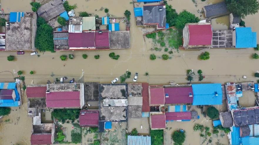 安徽六安固镇镇淹水严重 群众被转移
