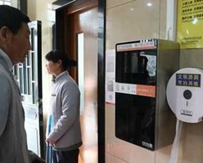广东东莞某公厕停用人脸识别免费取纸机 城管致歉