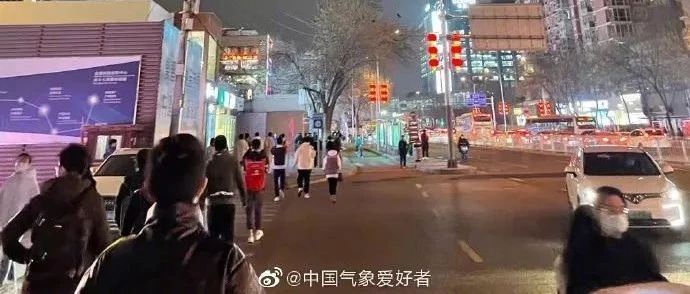 今天北京天空出现一个光圈，有人问这是什么天气现象