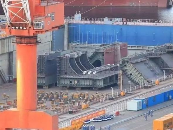 军情 | 第二艘国产航母开建？港媒：巨型组件或为4万吨级两栖舰