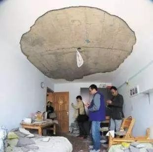 工人一锤子砸了老房子天花板，里面的东西惊呆众人