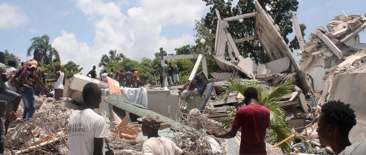8点见海地地震死亡人数升至1297人