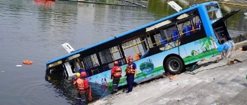 最新！坠湖公交救出36人中有学生4人，其中一名学生死亡