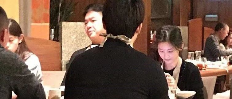 刘强东带老婆外出聚餐，章泽天素颜宛如18岁，夫妻俩被指像父女
