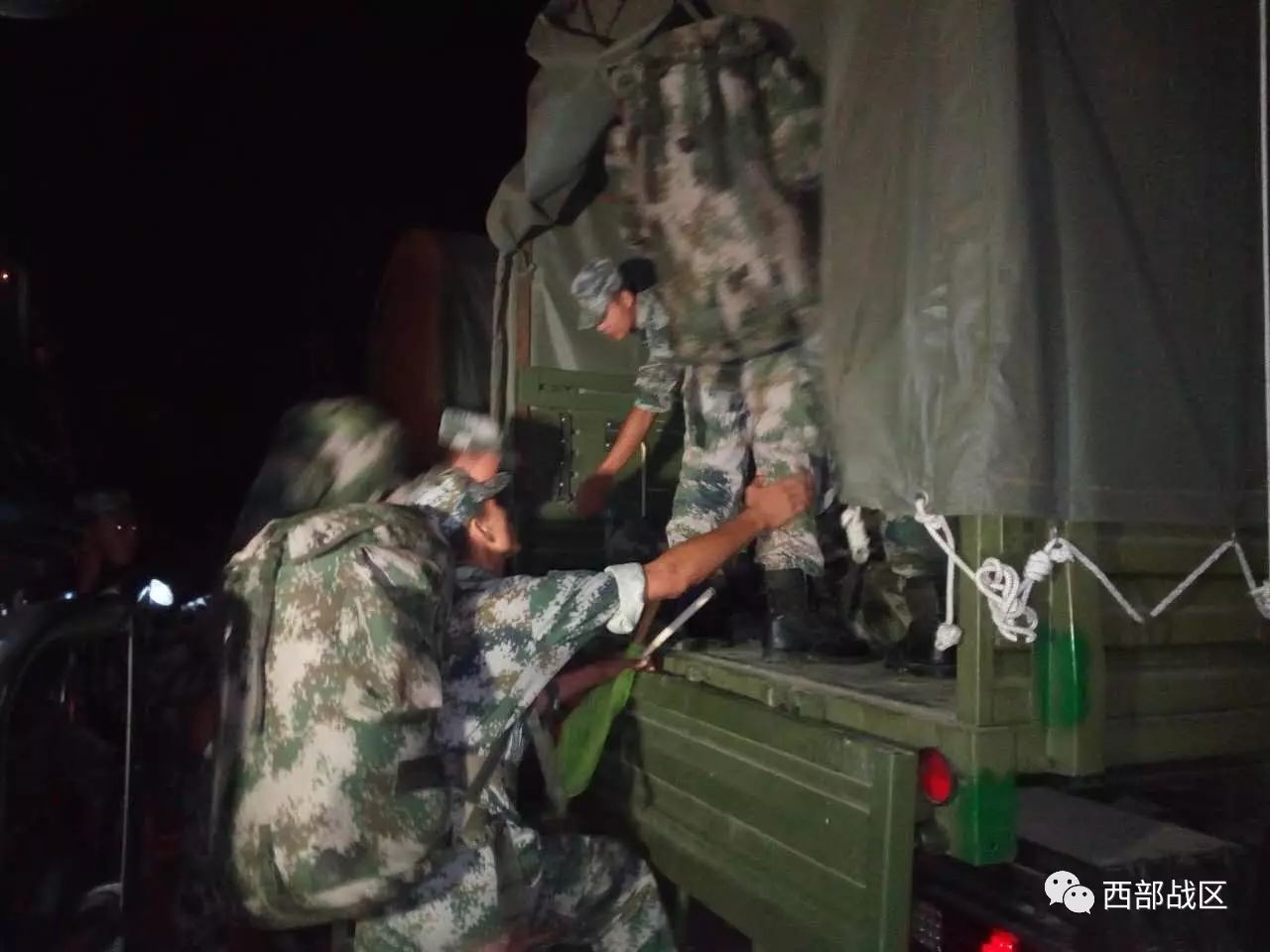 陆军第77集团军某防空旅出动 赶赴九寨沟地震灾区（附视频）