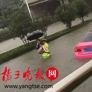 （有视频）这位交警下雨天抱着美眉在马路上，朋友圈全是他照片