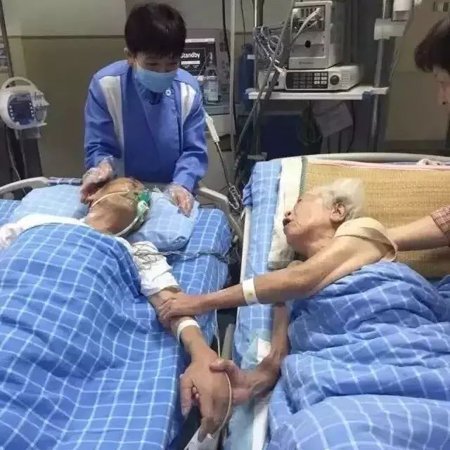 牵手奶奶走了！她的病床诀别照曾让无数人泪崩：那是爱情最美的样子