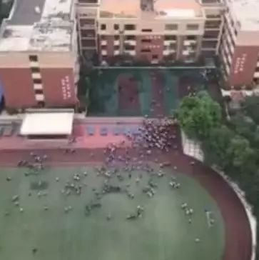 现场 | 四川广元发生5.4级地震 学生飞奔逃出教室