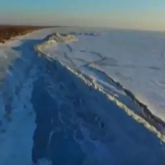 非比寻常！中俄边界现高约20米巨型冰墙
