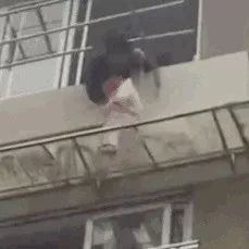 帅炸！3岁女童就要从4楼跌落，紧急关头邻居一个倒挂金钩
