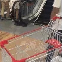 别再让孩子坐在超市购物车里了！已经有小孩出事儿了