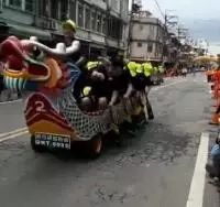 在台湾马路上看到一场龙舟比赛...什么鬼？
