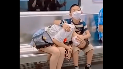 小肩膀大温暖！男孩地铁上守护熟睡妈妈