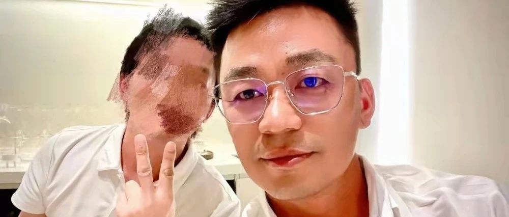 40岁王宝强最新近照曝光！戴金属眼镜温文尔雅，被网友称像汪小菲